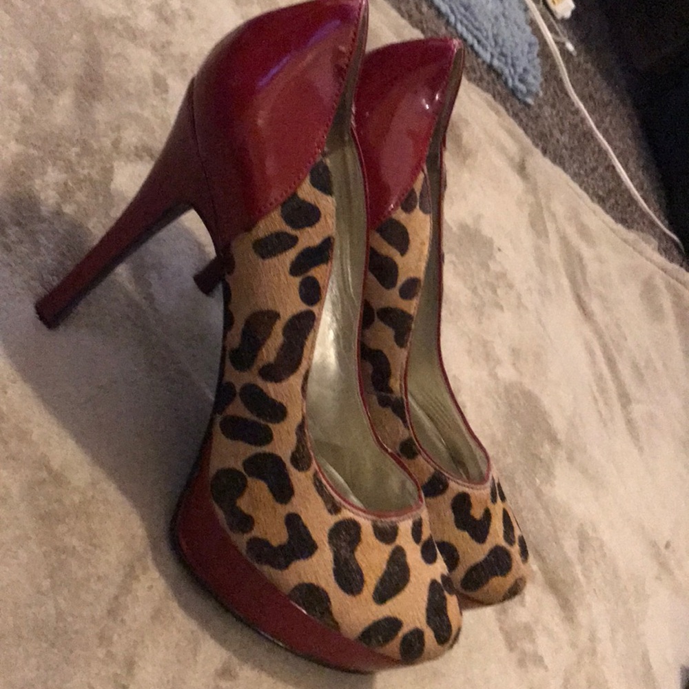 Guess Pumps
